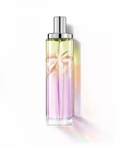 Sweet Kiss: flacone alto con sfumatura lavanda, ambra e verde chiaro su sfondo bianco.