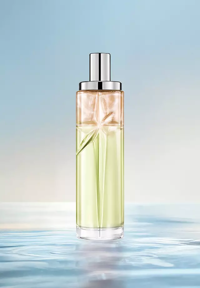Ricetta di layering Creamy Delight Starlicious: flacone alto con sfumatura verde e ambra sull'acqua su uno sfondo blu tenue. Profumo caldo, nocciolato, cremoso, leggermente dolce; 2 spruzza Pistachio Praline, 1 Pineapple Musk.
