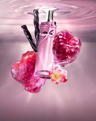 Immagine in stile natura morta del nuovo Starlicious Berry Licorice con il flacone sottile circondato dai suoi ingredienti chiave: una fragola rossa brillante, un lampone vibrante, un delicato fiore rosa e bastoncini di liquirizia neri intrecciati, il tutto su uno sfondo d’acqua increspata rosa tenue.