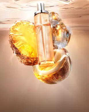 Immagine in stile natura morta del nuovo Starlicious Pineapple Musk, con il flacone sottile circondato dai suoi ingredienti chiave: una fetta d’ananas luminosa, una noce di cocco spaccata e muschio cristallino, il tutto su uno sfondo caldo e brillante di acqua increspata