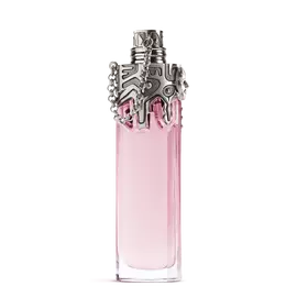 Flacone rosa di fragranza Womanity di Mugler con tappo argentato scolpito su sfondo grigio chiaro