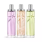 Packshot del bundle starlicious the yummy swirl layering con Berry Licorice, Pineapple Musk e Pistachio Praline, flaconi in vetro con una stella cadente intagliata, le cui sfaccettature brillano sotto un elegante tappo argentato.