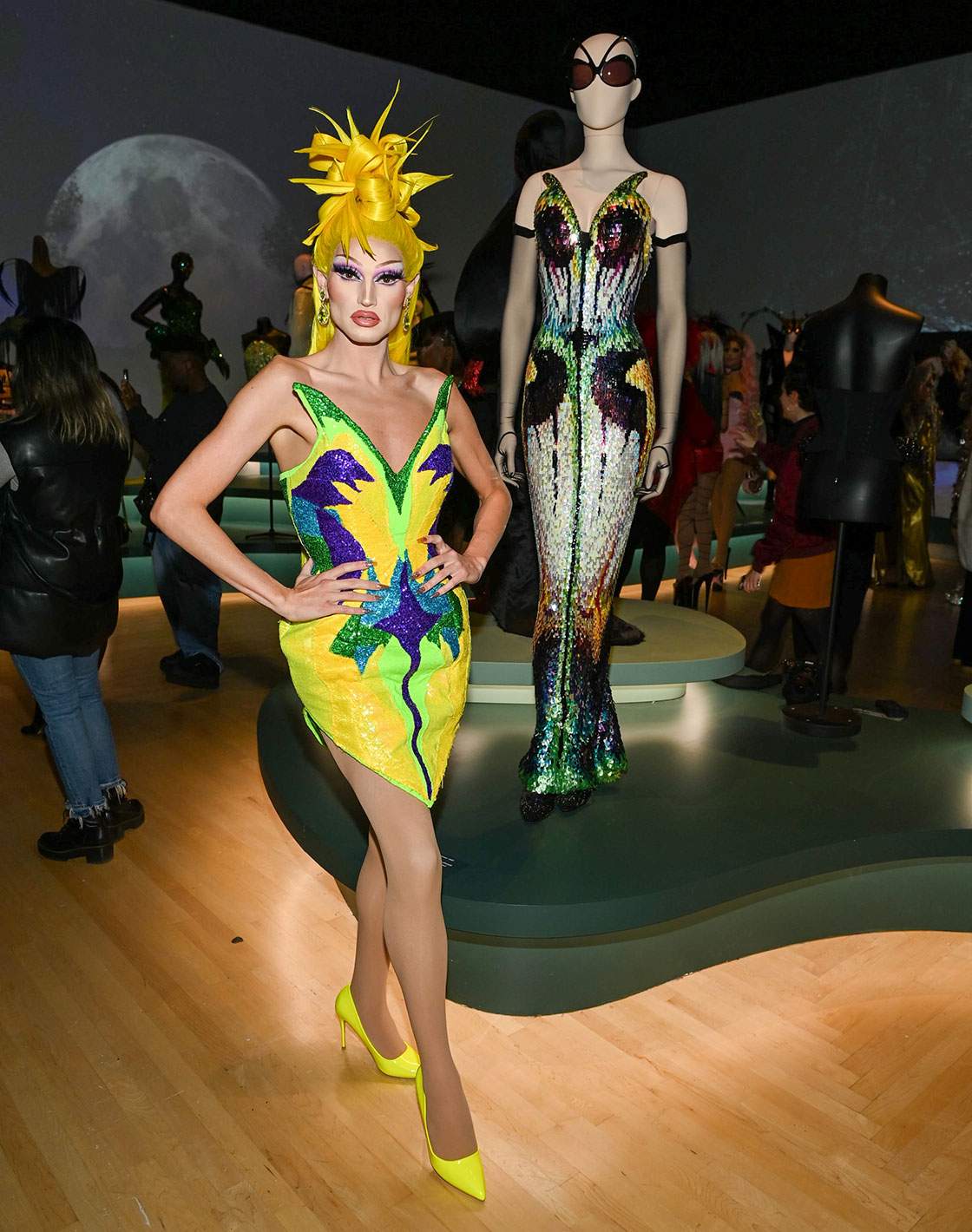Il cast di RuPaul’s Drag Race visita la mostra Mugler al Brooklyn Museum